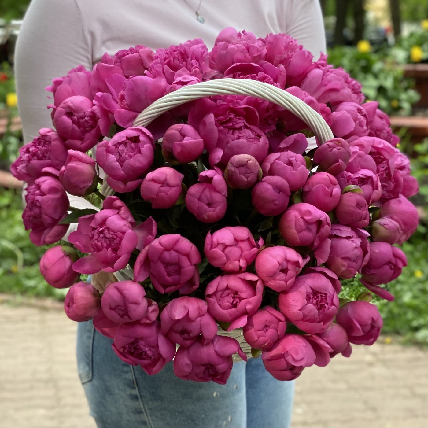 51 малиновый пион Флеминг в корзине